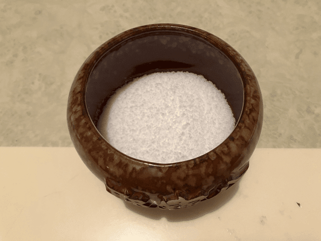 1、將鹽倒入陶器中,陶器中倒入的鹽至半滿狀態即可。