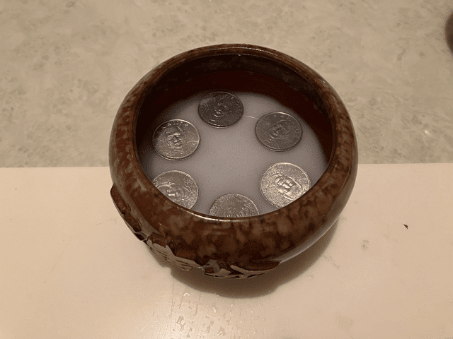 4、緩慢的將乾淨的水,倒入陶器中,水倒至七分滿即可。